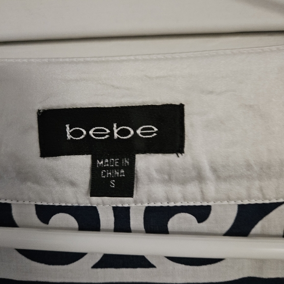 Bebe Vintag top kimono style flair sleeves. Great for Vacation dress up or down. - Picture 3 of 6